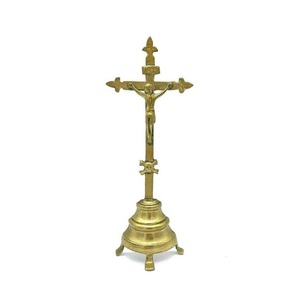 Altar de crucifijo de iglesia de tendencia superior de latón hecho a mano de Metal de buena calidad grabado a mano Decoración de mesa de boda Altar - Product Image 2
