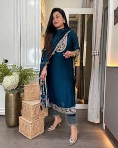 Nouveau Designer Long Costume Pakistanais avec Top Pantalon et Dupatta en Tissu de Soie Chinon Pur Lourd de Style Fantaisie au Meilleur Prix - Product Image 4