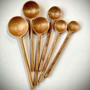 Cuillère en bois au design classique pour la cuisine quotidienne, le service, le mélange et le brassage dans les espaces de cuisine familiaux - Product Image 1