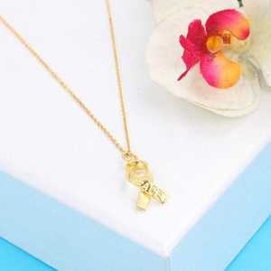 Collier en Or 14K et Argent Sterling 925 Plaqué Rhodium avec Ruban Gravé 'PEACE' et Pierres Principales en Zircon, Diamant et Perle, Livré en Boîte - Product Image 3