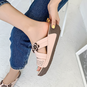 [JSHOE] mulas de cuña de piel de vaca laminada para mujer, sandalias con decoración de flores de 5,5 cm, suela blanda, cómodas zapatillas ligeras de verano - Product Image 2