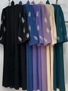 Vente en gros d'abayas traditionnelles musulmanes de prière de haute qualité, en soie multicolore luxueuse, anti-rides, à manches longues - Product Image 3