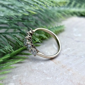 แหวนหมั้นเพชรแล็บโกรว์ห้าเม็ด ดีไซน์หรูหรา ปรับแต่งได้ ความใส VVS รับรองโดย IGI ทองคำแท้ 18K สีขาว/เหลือง/โรสโกลด์ - Product Image 3