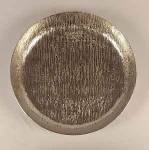 Grand plateau de service rond en métal martelé, plateau décoratif pour table basse, plateau durable en argent pour servir des en-cas et des boissons - Product Image 3