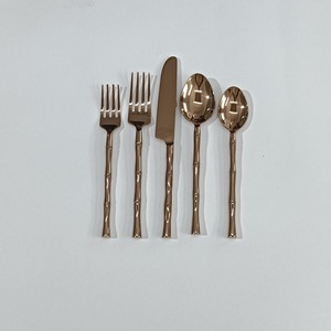 Couverts de mariage faits à la main en acier inoxydable plaqué or rose PVD, ensemble cuillère et fourchette à manche rond texturé - Product Image 5