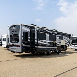 Remolque caravana estándar 4x4 todoterreno para acampar con nevera, capacidad para 4-6 personas, tamaño de 26 pies y 1 pulgada disponible. - Product Image 3