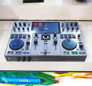 Meilleur contrôleur DJ autonome portable Denon DJ Prime GO+ avec batterie intégrée, écran tactile de 7 pouces, 100% original - Product Image 1