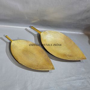 Ensemble de plateaux de service élégants en or avec deux formes de feuilles, idéal pour servir et décorer n'importe quelle pièce - Product Image 4