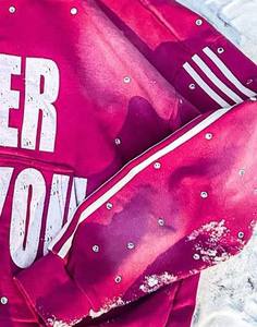 เสื้อฮู้ดซิปผู้ชายสไตล์สตรีทแวร์ ผ้าฟลีซ ปักลายแบบกำหนดเอง ลุควินเทจ ย้อมสีเอซิด ซีดจางด้วยแสงแดด ประดับคริสตัล แต่งลายฉีดสี ขาดๆ แบบดิสเทรส - Product Image 3