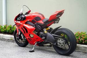 มอเตอร์ไซค์สปอร์ต Panigale V4S ปี 2023 ความจุ 1103 ซีซี เบนซิน เกียร์ธรรมดา ยูโร 4 (214 แรงม้า) รถมอเตอร์ไซค์สำหรับแข่ง ผ่านการทดสอบอย่างสมบูรณ์ พร้อมขาย - Product Image 4