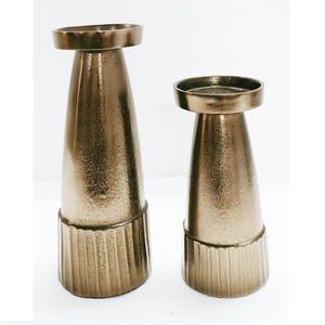 Support de bougie conique de haute qualité, artisanat d'exception, ajoute une touche intemporelle à l'intérieur de la maison ou du bureau, en verre et métal. - Product Image 1