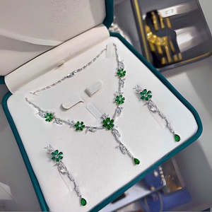 Ensemble de bijoux raffinés Hallmark, collier en argent plaqué or vintage avec pendentif fleur en cristal vert pour les fêtes - Product Image 1