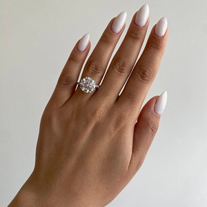 Anillo de Compromiso con Diamante Cultivado en Laboratorio de 5.50 Quilates, Corte F, VVS2/VVS1, Halo Oculto, Certificado IGI, Oro Blanco de 18k, Lujoso, para Mujer - Product Image 3