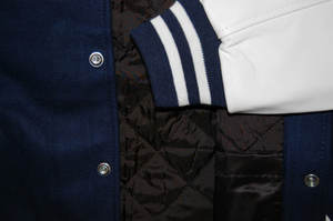 Chaqueta Bomber Deportiva Personalizada Azul Marino para Hombre, Estilo Universitario Informal, con Mangas de Cuero Blanco y Parches - Product Image 3