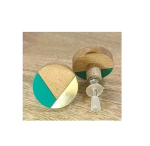 Pomo de Puerta de Madera y Resina Ecológico, Bellamente Elaborado, Elementos de Madera Natural y Resina, Producto de Artesanía en Madera - Product Image 3