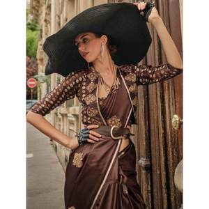 Impresionante Sari Marrón de Satén Tejido para Recepciones con Blusa para Bodas - Product Image 2