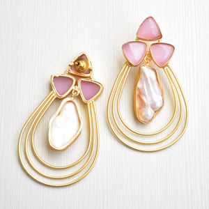 Boucles d'oreilles pendantes en laiton avec perle naturelle, design en pierre naturelle de cristal de qualité supérieure, finition plaquée or 18 carats, classiques, tendance, faites à la main, uniques - Product Image 4