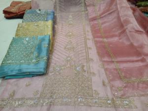 Costumes indiens de créateur modernes non cousus brodés à la main pour femmes pour les fêtes de style traditionnel - Product Image 4