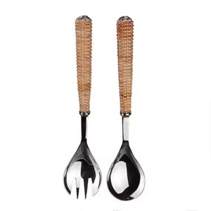 Ensemble de serveurs à salade en acier inoxydable, ustensiles avec revêtement PVD, manche en osier tressé - Product Image 1