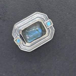 Bague fine en argent 925 faite à la main pour femmes Design en grappe avec cabochon en labradorite naturelle comme pierre principale - Product Image 1