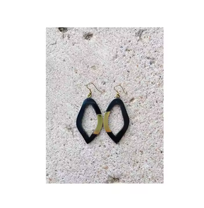 Boucles d'oreilles pendantes en imitation perle de corne de buffle, vente chaude, pour les femmes, pour les fêtes, artisanat personnalisé en forme de croissant - Product Image 2