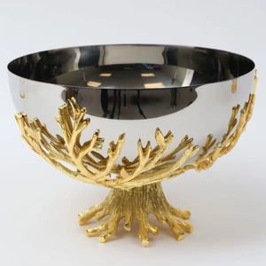 Bol décoratif en métal de luxe avec finition polie, parfait pour les thèmes de décoration intérieure modernes, contemporains ou traditionnels - Product Image 1