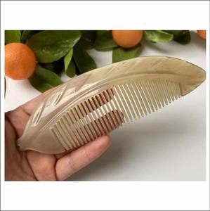 หวีเขาควายทำมือคุณภาพพรีเมียม ป้องกันไฟฟ้าสถิต กันน้ำ รูปทรงวงรี สไตล์เรียบง่าย สำหรับดูแลและจัดแต่งทรงผม - Product Image 4