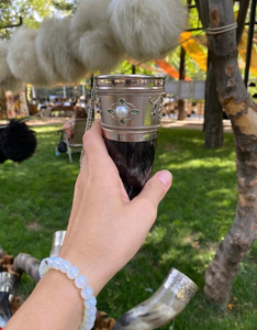 Tasse à corne à boire de style viking fabriquée à la main Design animal poli Portable matériau organique de haute qualité pour l'artisanat naturel - Product Image 3