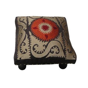 Reposapiés tapizado de madera otomana bordado con diseño Suzani de estilo moderno para decoración del hogar, sala de estar de la colección - Product Image 1