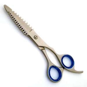 กรรไกรตัดผมระดับพรีเมี่ยมออกแบบมาสำหรับช่างทำผมที่กำลังมองหาเครื่องมือที่ทนทานเหมาะกับการทำงานและใช้งานได้ยาวนาน - Product Image 3