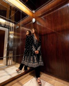 Costume Anarkali brodé de créateur de qualité supérieure Tenue en velours lourd Travail de broderie et bordure en dentelle fantaisie (entièrement cousue) - Product Image 2