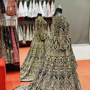 Traje grande de terciopelo de lujo con detalles de piedra Jarkan y trabajo pesado tradicional perfecto para ropa festiva de boda - Product Image 1