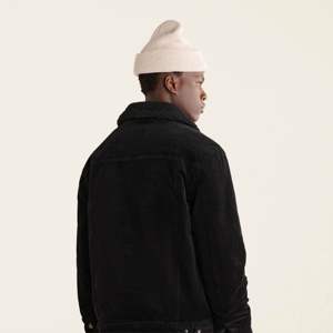 Chaqueta de camionero vaquera clásica para hombre: duradera y elegante, perfecta para ropa informal y actividades al aire libre - Product Image 6