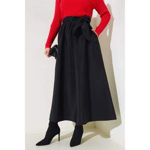 Falda acampanada con cinturón Negro - Product Image 1
