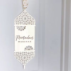 โคมไฟแขวนรอมฎอนมูบาร็อคสีทอง พร้อมลวดลายฉลุเรขาคณิต สำหรับตกแต่งประตูอย่างงดงาม - Product Image 1