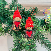 Fabrik-Großhandel Holz-Filz Handgefertigte Puppenförmige Weihnachtsbaum-Anhänger Ornament-Set mit 2 Stück Hängende Feiertagsdekorationen