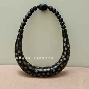 Collier en corne de buffle avec motif de points brûlés Pendentif fait à la main Bijoux tribaux pour femmes Accessoire de mode par SMARKEXPORTS India - Product Image 1