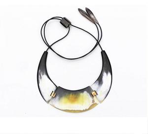 Collier pendentif en forme de trapèze en corne de buffle bleu Ensemble cadeau personnel de style moderne fait à la main - Product Image 5