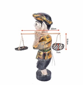 Décorations pour la maison artisanat prix acceptable bas quantité minimale de commande à la main marionnette à eau tante portant 2 paniers sur trou de bambou Vietnam - Product Image 3