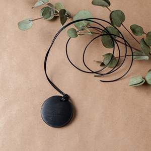 Colgante de Shungita en forma de círculo de 1.2 pulgadas (30 mm) - Product Image 1