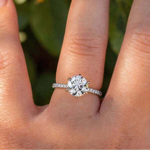 Bague de fiançailles élégante en argent sterling plaqué rhodium avec moissanite D-E incolore taille excellente/brillante et sertissage à griffes - Product Image 5
