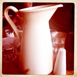 Pichet à eau en résine de polyester au design classique Texture en résine avec motif tourbillon d'abricot Aqua pour la cuisine Cadeaux de Noël - Product Image 4