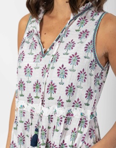 Hermoso Vestido Maxi de Algodón con Cuello en V y Corte en A, Diseño Floral Estampado a Mano, Adorno de Ganchillo con Hilo Lurex, Volantes y Cierre de Botones - Product Image 3
