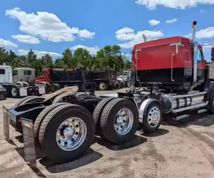 Camión Semirremolque Usado Western Star 4900 Tri Axle 2018 en Perfectas Condiciones - Camión con Dormitorio de Techo Elevado en Venta - Product Image 3