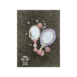 Beau miroir à main en coquillage, fabriqué avec des détails en coquillage naturel, offrant charme, durabilité et élégance côtière. - Product Image 1