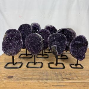 Amatista uruguaya en soporte Producto artesanal de cristal elegante - Product Image 1