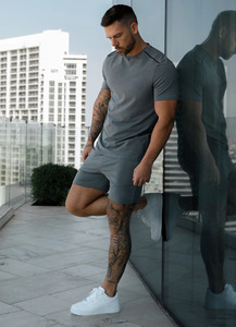 Diseño personalizado de alta exigencia Logo gris 2 piezas Muscle Fit hombres Jersey camiseta y pantalones cortos conjunto gimnasio entrenamiento playa y ropa de calle - Product Image 5
