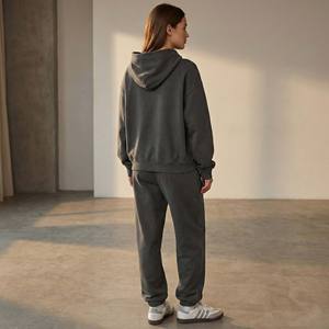 Chándal personalizado de peso pesado en gris carbón con diseño de rayas en las rodillas, top corto de terciopelo con capucha estructurada para logotipo y joggers de streetwear de corte ajustado. - Product Image 3