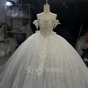 Vestido de Novia Moderno con Cuello Barco y Cola Capilla, con Flores, Encaje y Cristales - Para Niñas (Modelo OY012) - Product Image 3