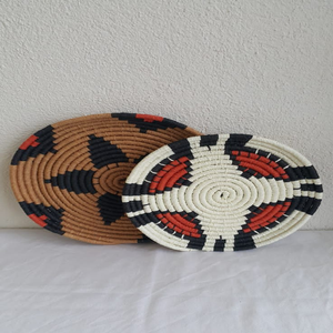 Grande plaque murale unique en herbe moonj avec un motif en spirale bleu et jaune segmenté, disponible au prix de gros. - Product Image 4